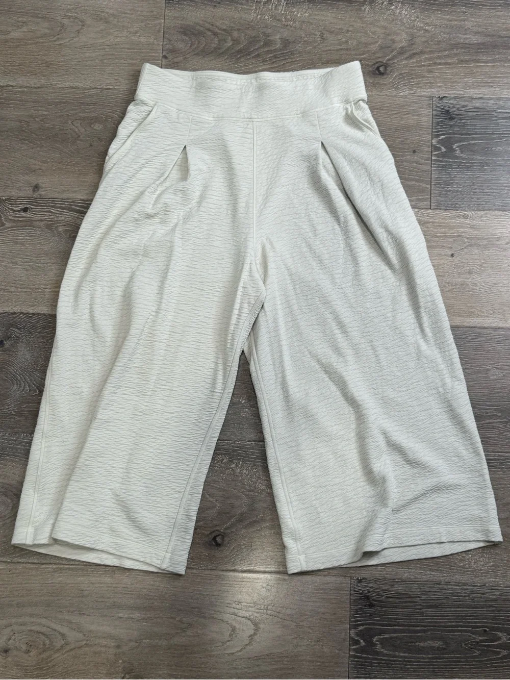 lululemon athletica Textured Cream Ribbed Gaucho Pants 1067